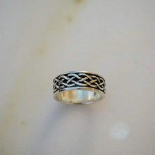 Load image into Gallery viewer, Interlacing Celtic Ring