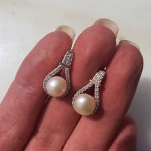 Load image into Gallery viewer, Film Star Pearl Earrings
