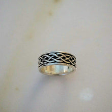 Load image into Gallery viewer, Interlacing Celtic Ring
