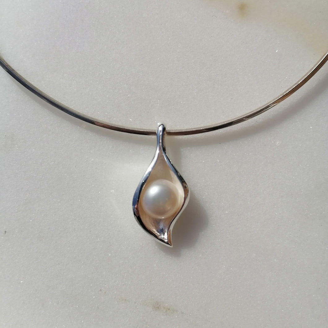 Pearl Necklace with Neckwire